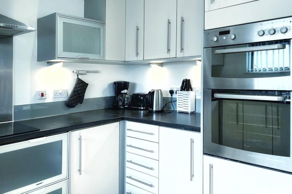 Ferienwohnung New Luxurious And Business Apt Swansea Exterior foto